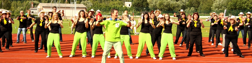 Sportgruppe auf dem Sportplatz